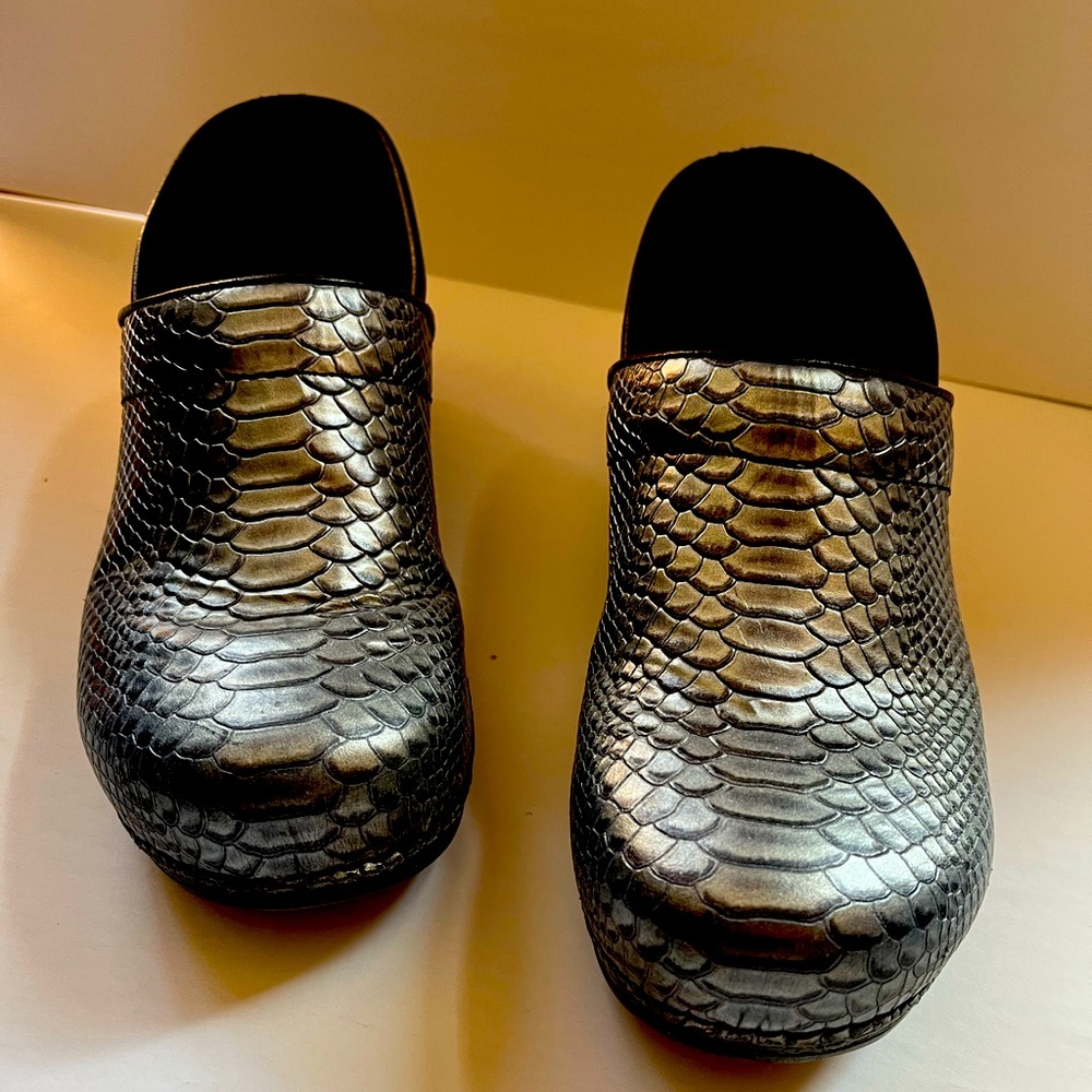 DANSKO XP metallic blue/silver shoes. Very Good condition. Size 41